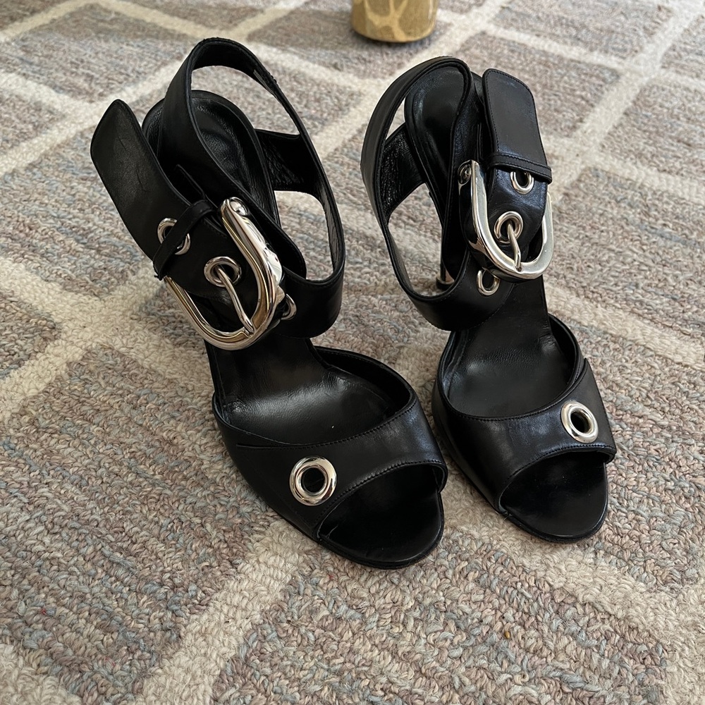 Manolo Blahnik Elegant Black Women's Sandals with Silver Accents - Picture 2 of 5